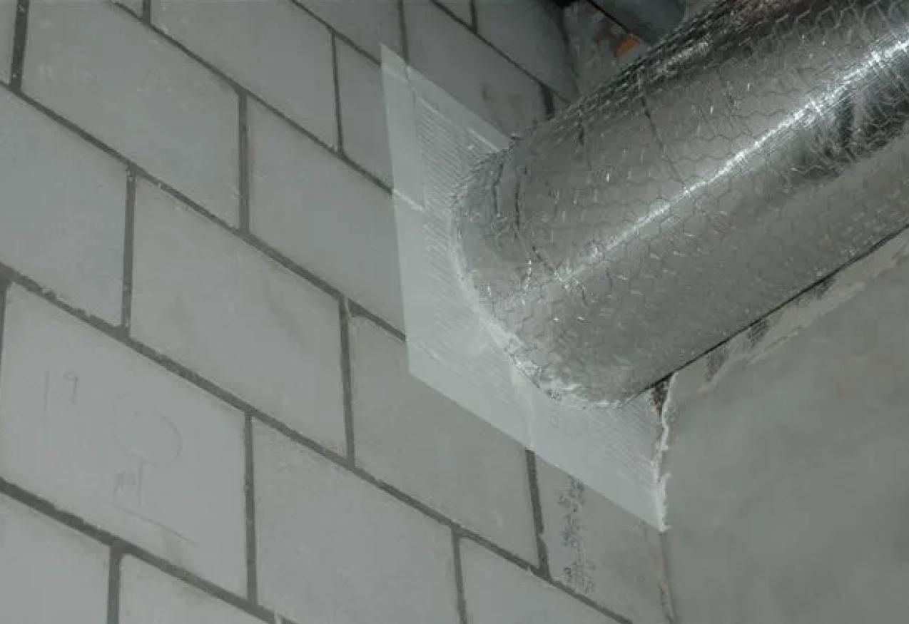 Brandschutzmassnahme an einer Rohrdurchführung