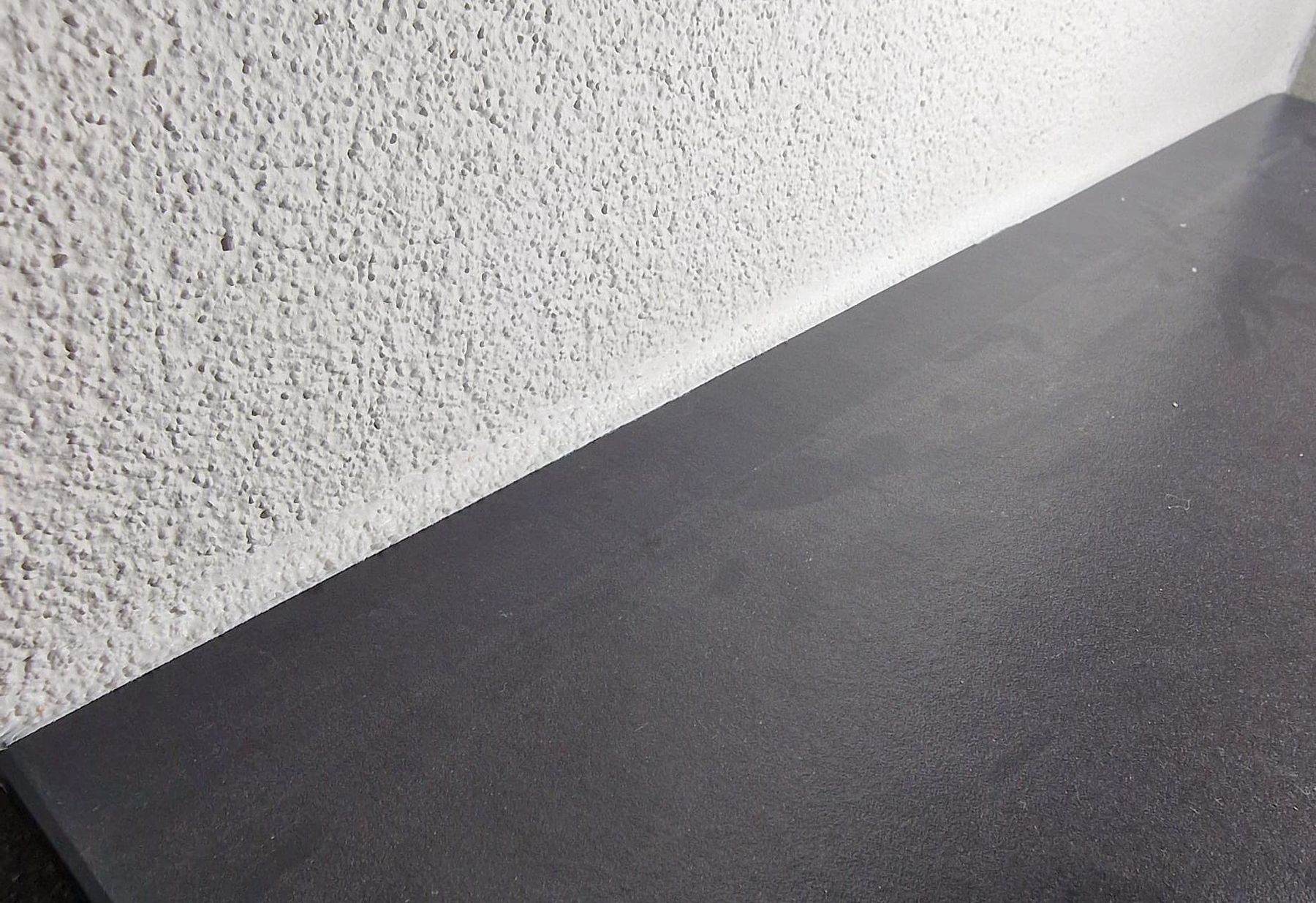 Saubere Anschlussfuge zwischen Wand und Boden