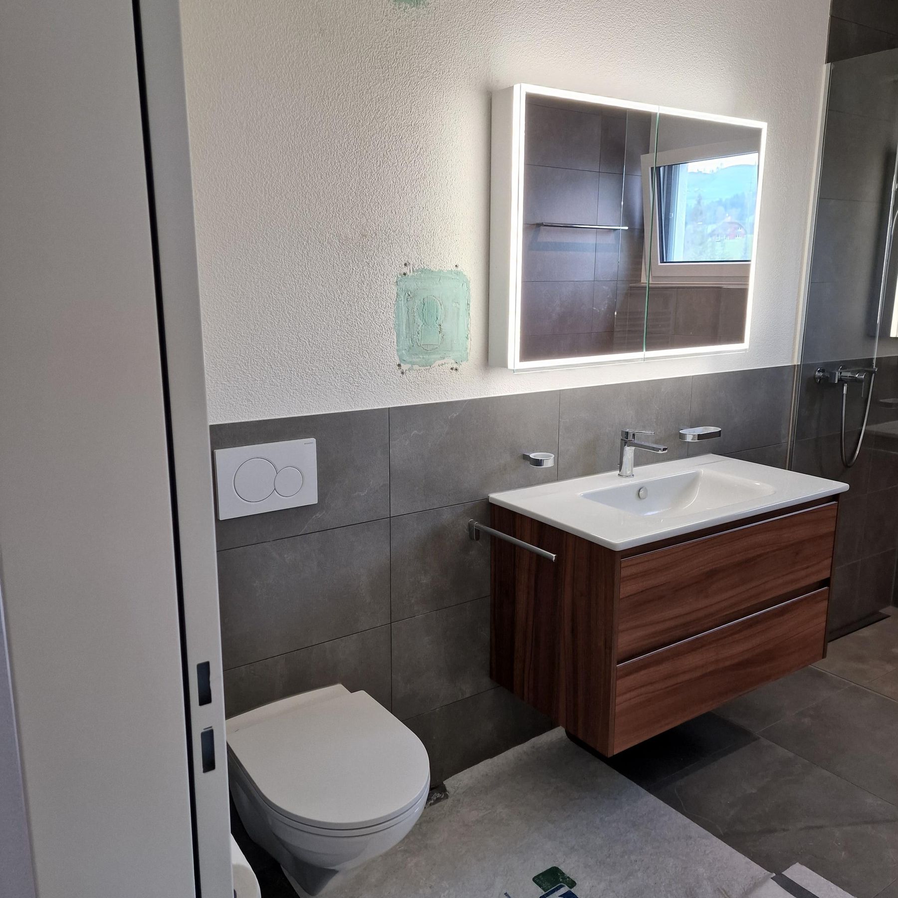 Badezimmer: Fugen an Lavabo und WC